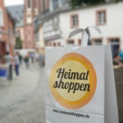 Tüte mit der Aufschrift Heimat Shoppen