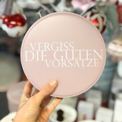 Teller mit der Aufschrift Vergiss die guten Vorsätze