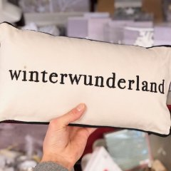 Längliches Kissen mit der aufschrift WinterWonderLand