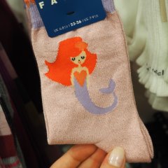 Socken mit einer Meerjungfrau abgebildet