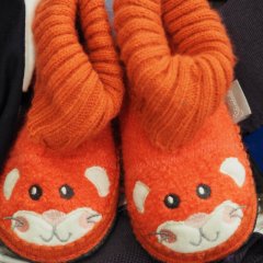 Schuhe für Babys die ausehen wie eine rot-orangene Katze