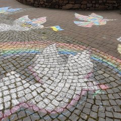 Friedenstaube aus Kreide auf dem Domplatz