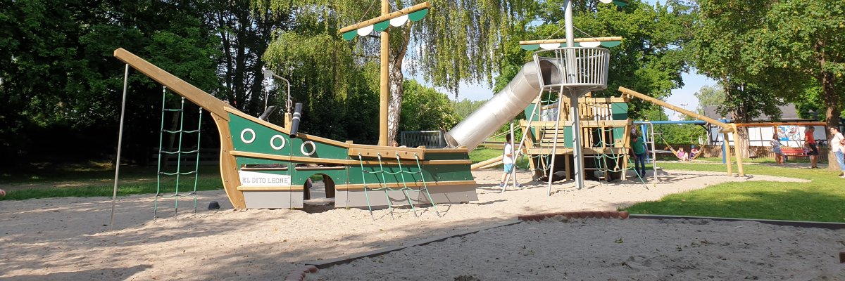 Klettergerüst von dem Spielplatz an den Rheinwiesen