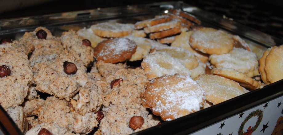 Weihnachtsplätzchen in Weihnachtsdose