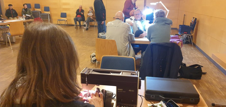 Im Repair Café eine Frau näht