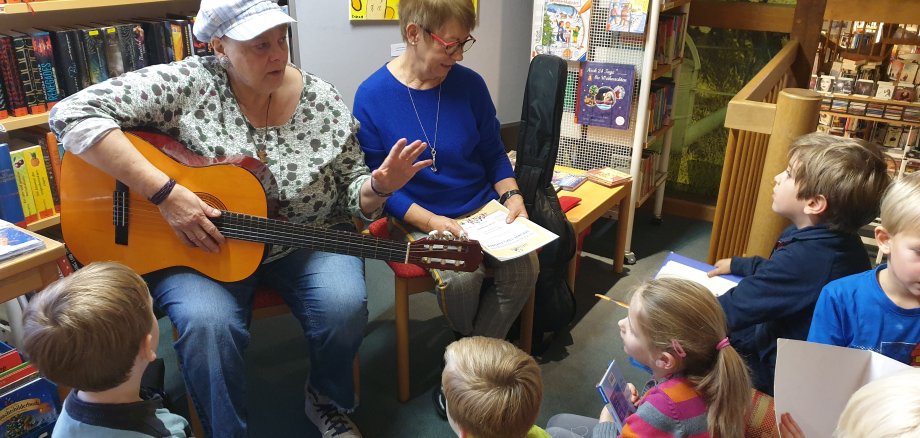 Gitarrenvorführung für Kinder in der Stadtbücherei